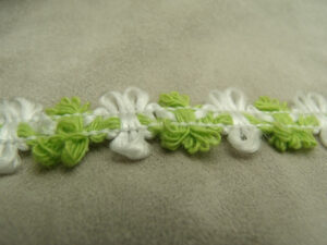 ruban fantaisie motif fleur vert et blanc