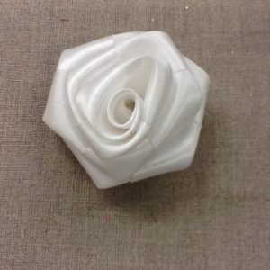 FLEUR BLANCHE EN SATIN RIGIDE