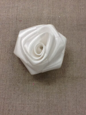 FLEUR BLANCHE EN SATIN RIGIDE