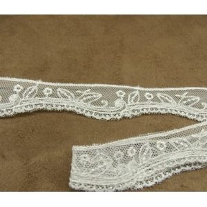 DENTELLE DE CALAIS brodée sur tulle blanche 2 cm