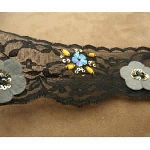dentelle avec fleurs en 3D sur fond noir garni de perles et strass 6 cm