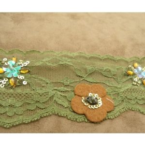 dentelle avec fleurs en 3D sur fond vert garni de perles et strass 6 cm