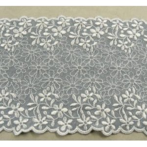 DENTELLE DE CALAIS bleu brodée sur jersey 16 cm