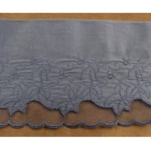 DENTELLE DE CALAIS bleu brodée sur jersey 14 cm /hauteur de broderie 7 cm