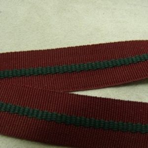 Déstockage Sangle Polyester Lanière Verte sur Fond Bordeaux 20 mm – Au mètre, lot 5 m ou 20 m