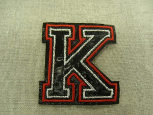 écusson- thermocollant- rouge et noir- motif K