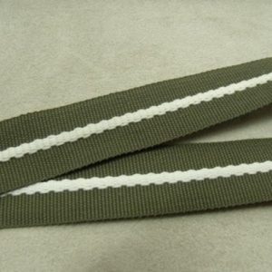 Déstockage Sangle Polyester Blanche sur Fond Vert Kaki 20 mm – Au mètre, lot 5 m ou 20 m