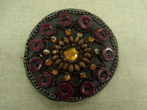 broche multicolore