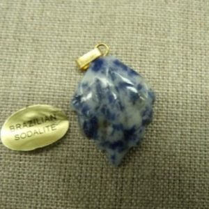 PENDENTIF MOTIF FEUILLE- BRAZILIAN SODALITE,HAUTEUR: 2,5 cm / LARGEUR:2 cm / EPAISSEUR: 3 mm