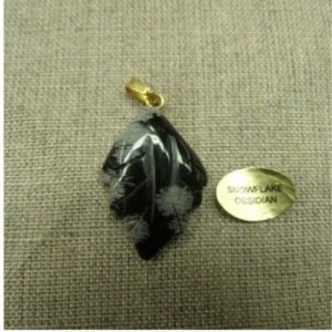 PENDENTIF MOTIF FEUILLE- SNOWFLAKE OBSIDIAN,HAUTEUR: 2,5 cm / LARGEUR:2 cm / EPAISSEUR: 3 mm