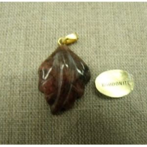 PENDENTIF MOTIF FEUILLE- RHODONITE,HAUTEUR: 2,5 cm / LARGEUR:2 cm / EPAISSEUR: 3 mm