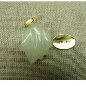 PENDENTIF MOTIF FEUILLE-NEW JADE,HAUTEUR: 2,5 cm / LARGEUR:2 cm / EPAISSEUR: 3 mm