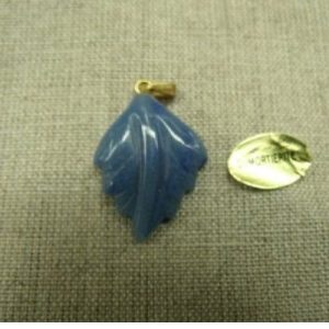 PENDENTIF MOTIF FEUILLE- DUMORTIERTE ,HAUTEUR: 2,5 cm / LARGEUR:2 cm / EPAISSEUR: 3 mm