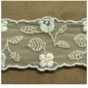 DENTELLE DE CALAIS écru et bleu ciel 4 cm