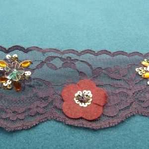 dentelle avec fleurs en 3D sur fond violet garni de perles et strass 6 cm