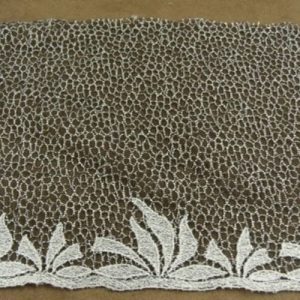 DENTELLE DE CALAIS noire brodée blanche 15 cm / hauteur de broderie 3 cm