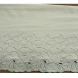 DENTELLE DE CALAIS brodée ciel sur fond blanche 17 cm /hauteur de broderie 7 cm