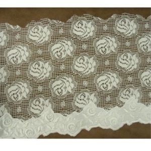 dentelle blanche surbrodée à l’extrémité MOTIF ROSES dentelle et ROSES BRODEES 15 cm