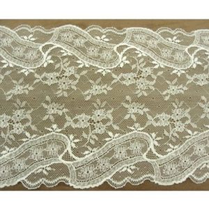 DENTELLE DE CALAIS IVOIRE motif fleurs et bordure festonnée 17 cm