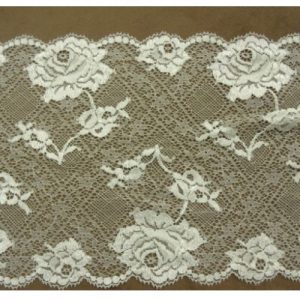 DENTELLE DE CALAIS stretch écru Fine et vaporeuse dentellé sur les deux bordures theme roses 20 cm