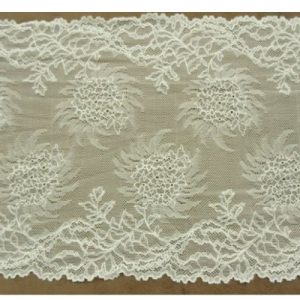 DENTELLE DE CALAIS stretch écru finement ornée de motifs floral dentelée sur les 2 bordures 25 cm