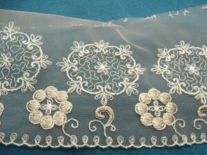 dentelle brodée sur tulle 14 cm
