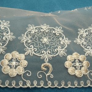dentelle brodée sur tulle 14 cm