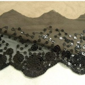 DENTELLE DE CALAIS brodée sur sequin noire 13 cm