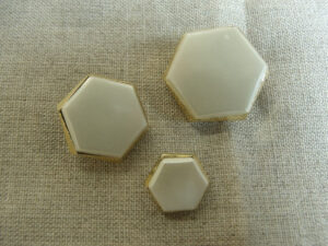 bouton hexagonale crème
