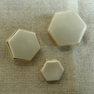 bouton hexagonale crème