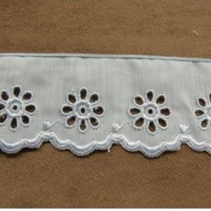 BRODERIE ANGLAISE COTON bleu ciel 4 cm /hauteur de broderie 2,5 cm
