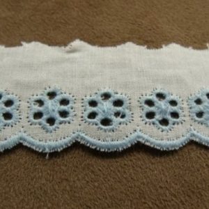 BRODERIE ANGLAISE COTON SUR FOND BLANC bleu 3 cm / hauteur de broderie:1.5 cm