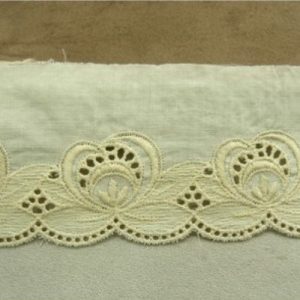 BRODERIE ANGLAISE VINTAGE écru 6 cm /hauteur de broderie 3.5 cm