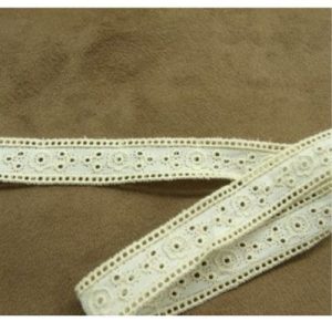 BRODERIE ANGLAISE VINTAGE COTON écru ENTRE 2 1,7 cm