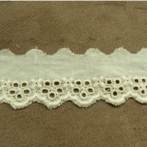 BRODERIE ANGLAISE VINTAGE COTON écru 2,5 cm / hauteur de broderie:1.2 cm