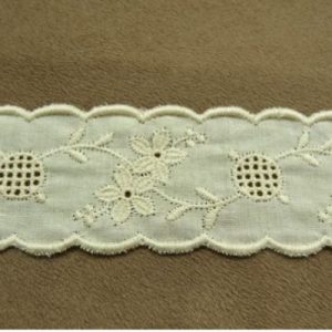 BRODERIE ANGLAISE VINTAGE COTON écru ENTRE 2- 3,5 cm