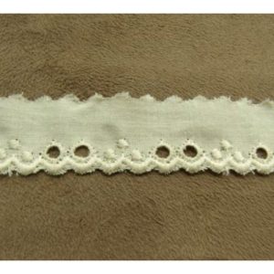 BRODERIE ANGLAISE VINTAGE COTON écru ENTRE 2 -2 cm/hauteur de broderie:1.5 cm