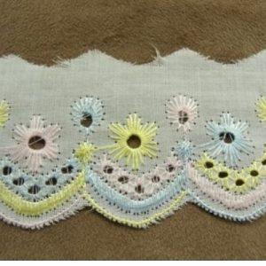 BRODERIE ANGLAISE COTON SUR FOND BLANC BRODÉE JAUNE ROSE BLEU 3 cm