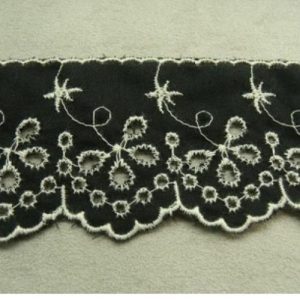 BRODERIE ANGLAISE COTON BRODÉE BLANCHE sur fond noire 4.5 cm