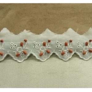 BRODERIE ANGLAISE COTON PERLE EN BOIS 4,5 cm / hauteur de broderie:2,5 cm, sur fond blanc