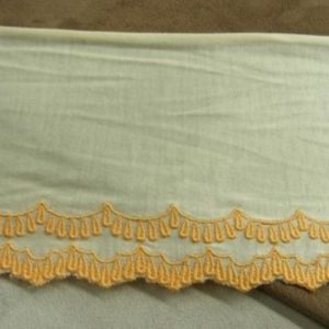 BRODERIE ECRU SUR JERSEY DE COTON ORANGE LARGEUR 13 cm / hauteur de broderie 3,5 cm