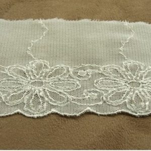 BRODERIE COTON FINE sur maille en relief ivoire 6 cm / hauteur de broderie 3 cm