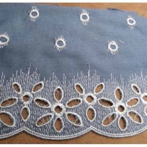 broderie bleu brodée blanche 13 cm