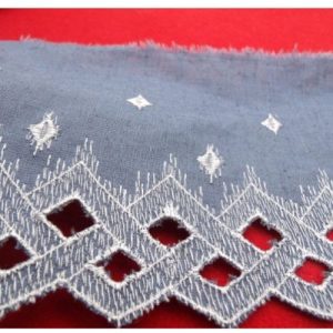 broderie bleu brodée blanche 10 cm