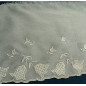 broderie sur soie blanche 12 cm /hauteur de broderie 6 cm