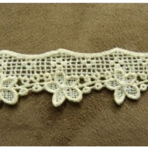 MACRAME / GUIPURE COTON MOTIF FLEURS ECRU 2,5 cm