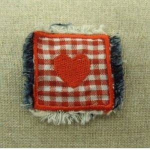écusson à coudre vichy cœur rouge largeur 4cm sur hauteur 4cm