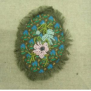 écusson à coudre ovale sur fond vert perlé rose et bleu largeur 8cm sur hauteur 11cm