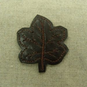 écusson thermocollant feuille marron largeur 4cm sur hauteur 4,5cm