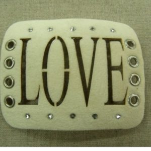 écusson thermocollant motif: LOVE blanc à strass argent largeur 8,5cm sur hauteur 6,5cm